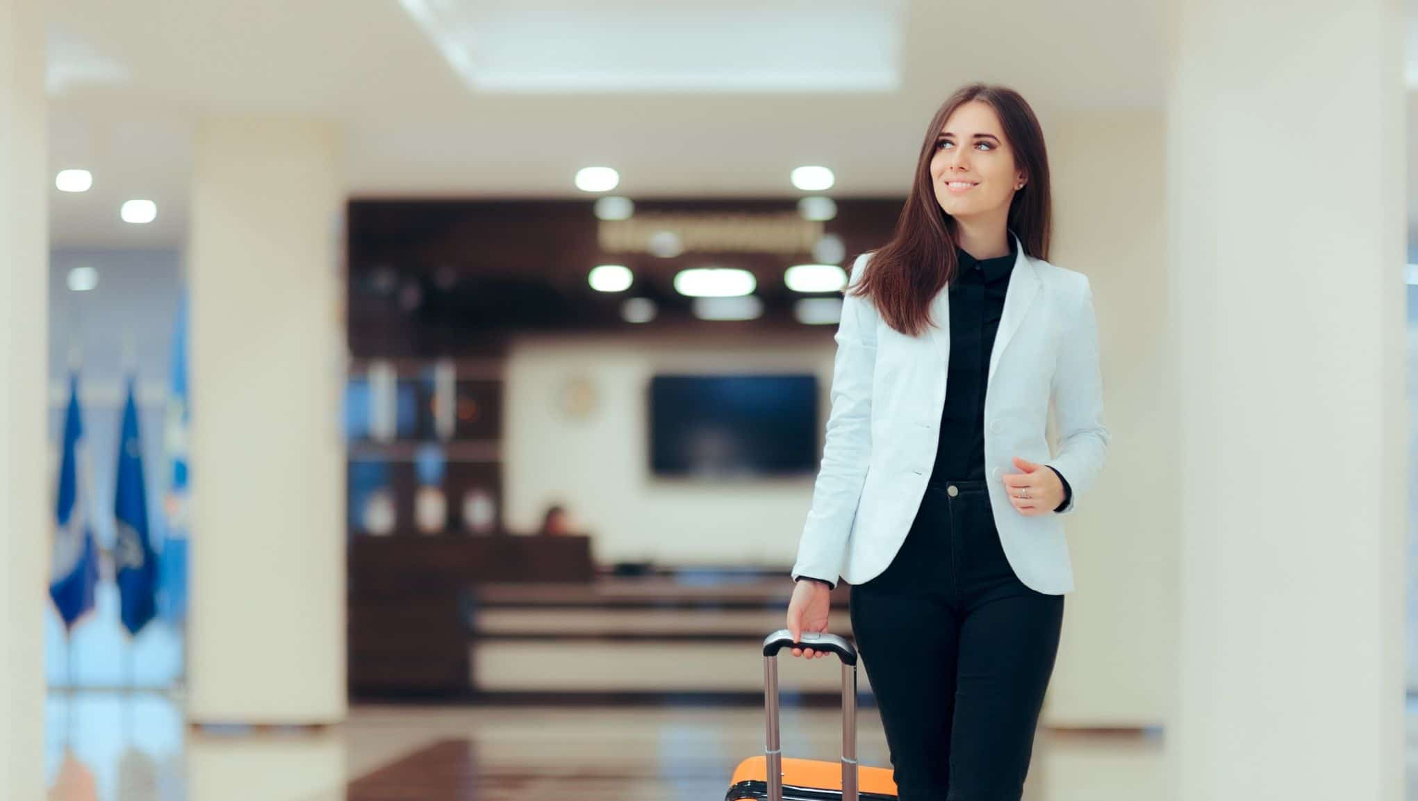 business woman in airport_planit
